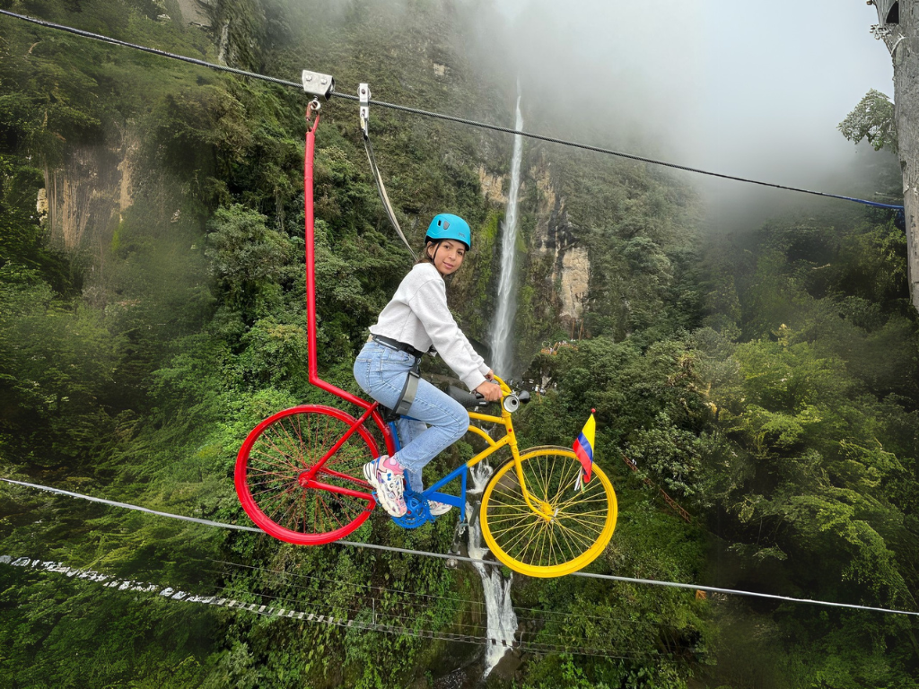 Persona pedaleando en el Skybike sobre El Chorro