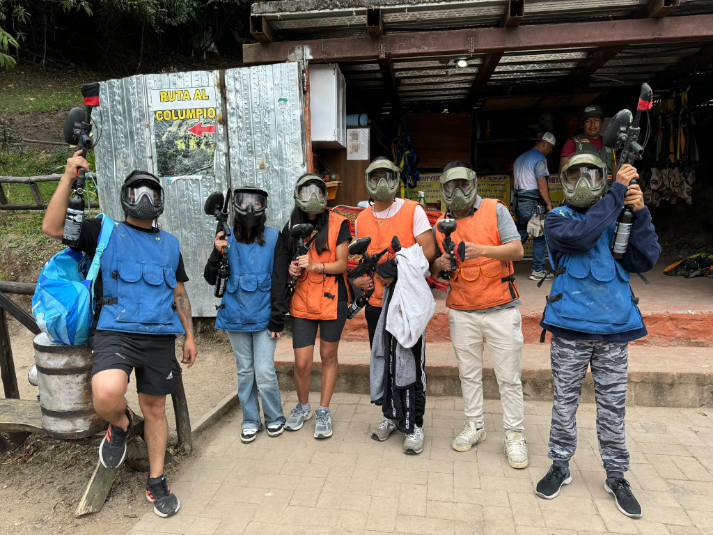 Jugadores de Paintball preparándose en el campo